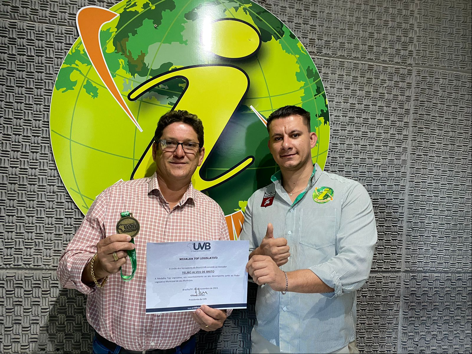 Vereador Telmo Brito, recebe em Brasília, Medalha Top Legislativo, por reconhecimento do projeto feira itinerante de sua autoria