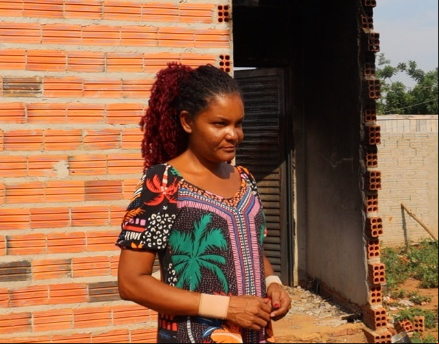 Dona Rosinéria pede ajuda para recomeçar à vida após perder sua casa em incêndio; veja vídeo