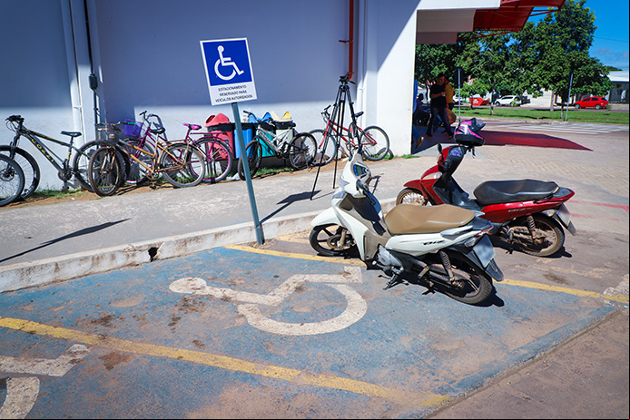 PM Ten. Alexandro orienta motoristas sobre estacionamento correto - veja vídeo