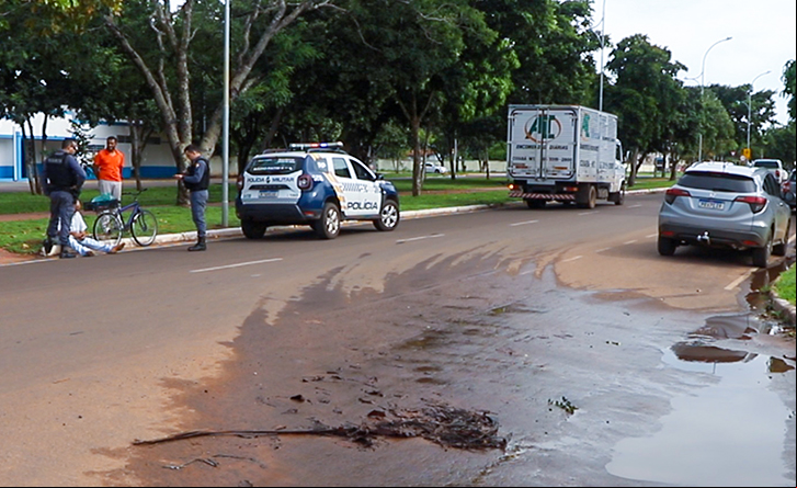 Acidente entre caminhão e bicicleta deixa um ferido