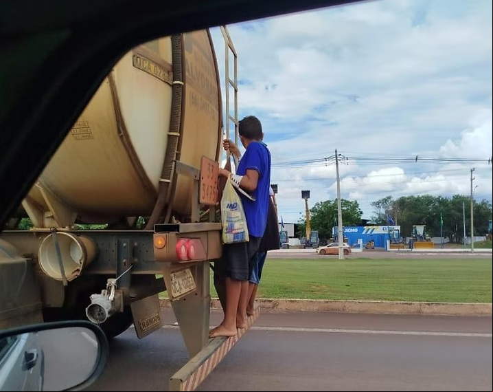 Flagrante de imprudência: crianças pegam "rabeira" em carreta na BR-158 em Água Boa (MT)