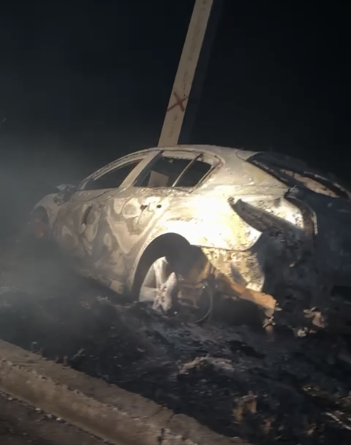 Carro incendeia após colisão com poste em Água Boa