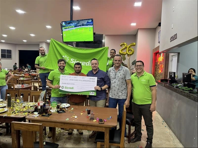 Foto Reprodução Após ser sorteado, associado se emociona ao receber cheque de R$26.700,00
