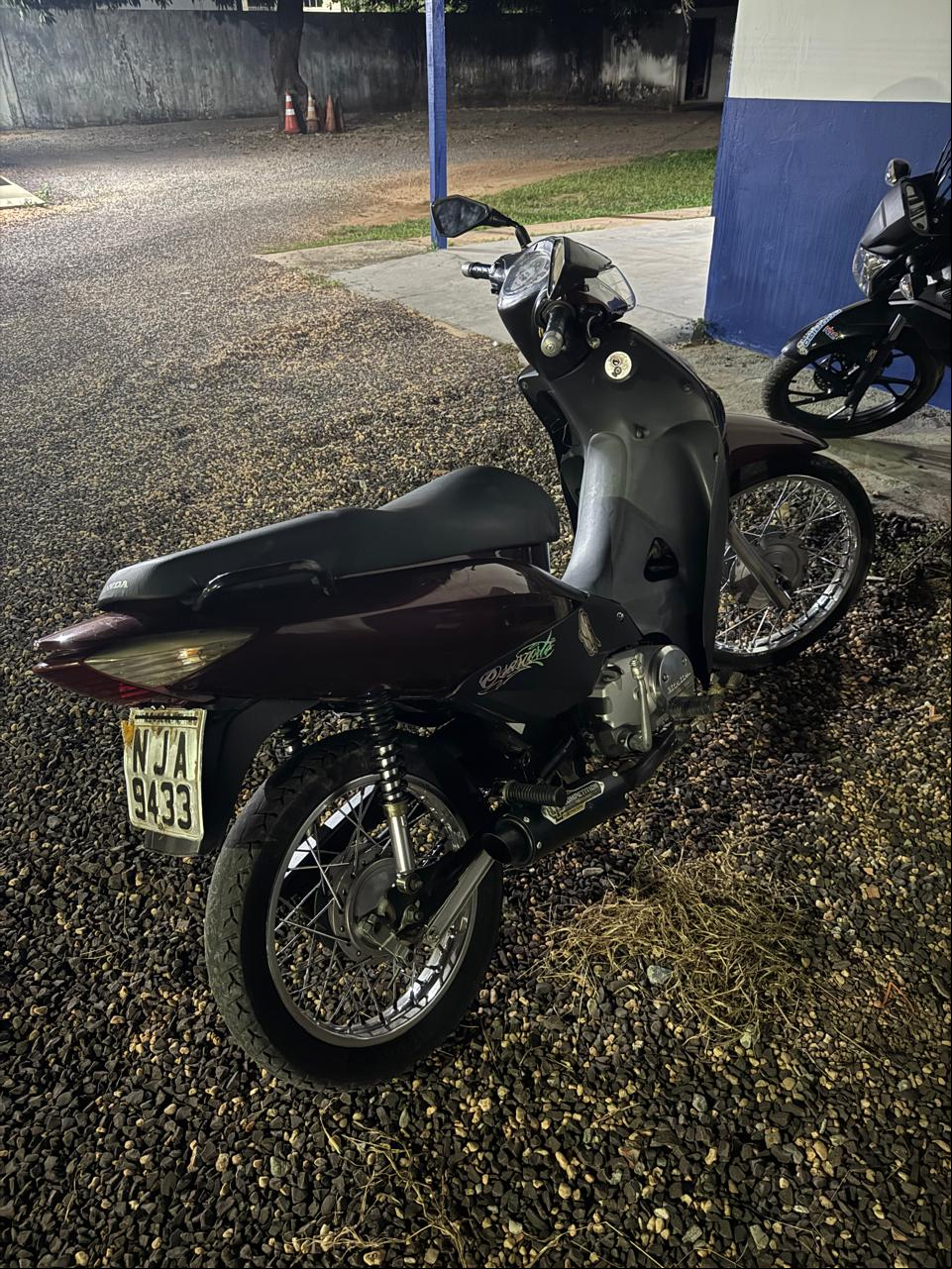 Fuga de motociclista termina em colisão com viatura e fratura grave em ageira em Querência