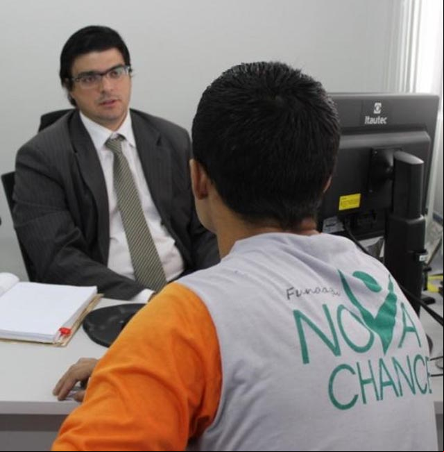 Dr. Pedro Davi Benetti e o reeducando beneficiado